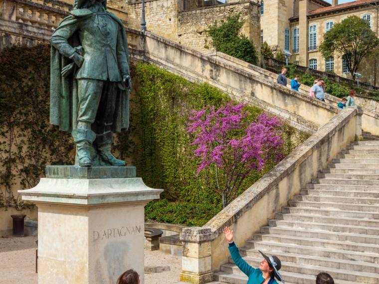 Groupe devant la statue de d-Artagnan à Auch © Collection Tourisme Gers - Arnaud Späni