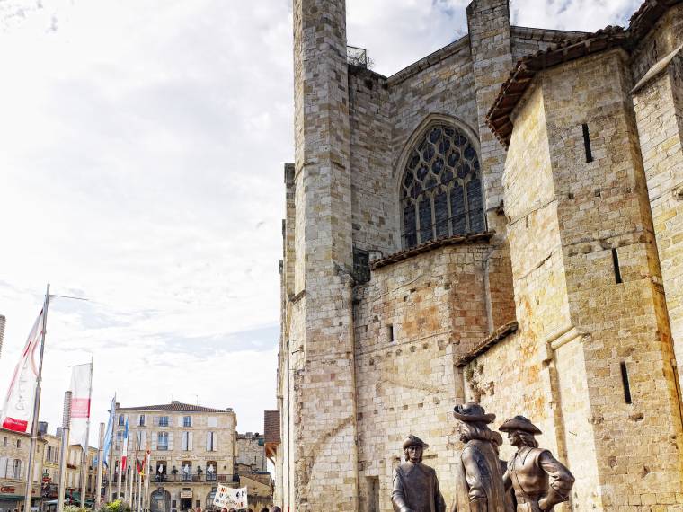 Place de Condom, statues de d-Artagnan et des Mousquetaires © Collection Tourisme Gers - CRTL Occitanie - Viet Dominique