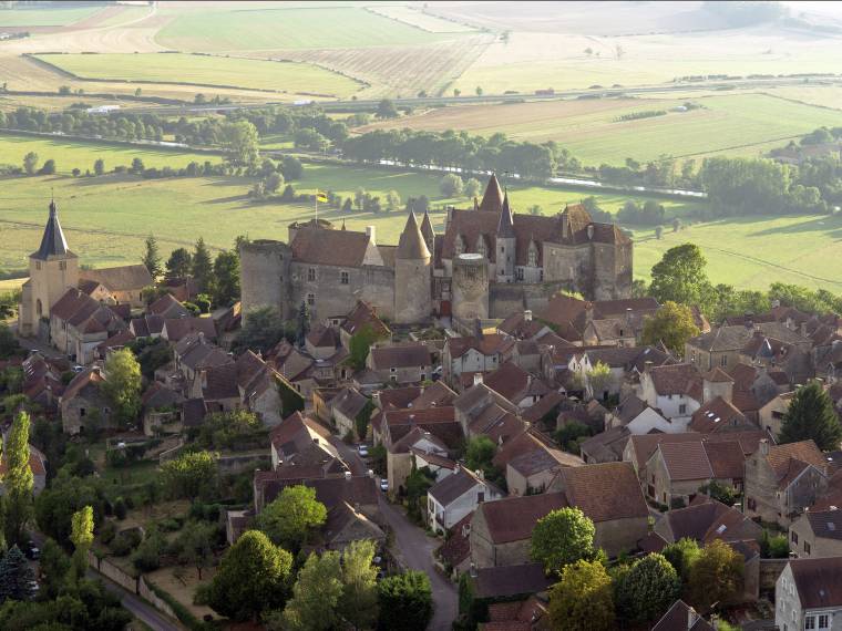 Châteauneuf-en-Auxois, vue aérienne © Alain DOIRE BFC Tourisme