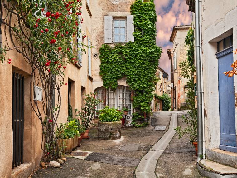 Loumarin ruelle © Adobe Stock
