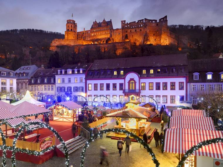 Heidelberg_Das_Schloss_thront_über_dem_Weihnachtsmarkt_am_Karlsplatz © DZT - Francesco Carovillano