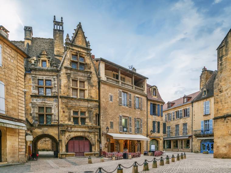 Place de Sarlat AdobeStock