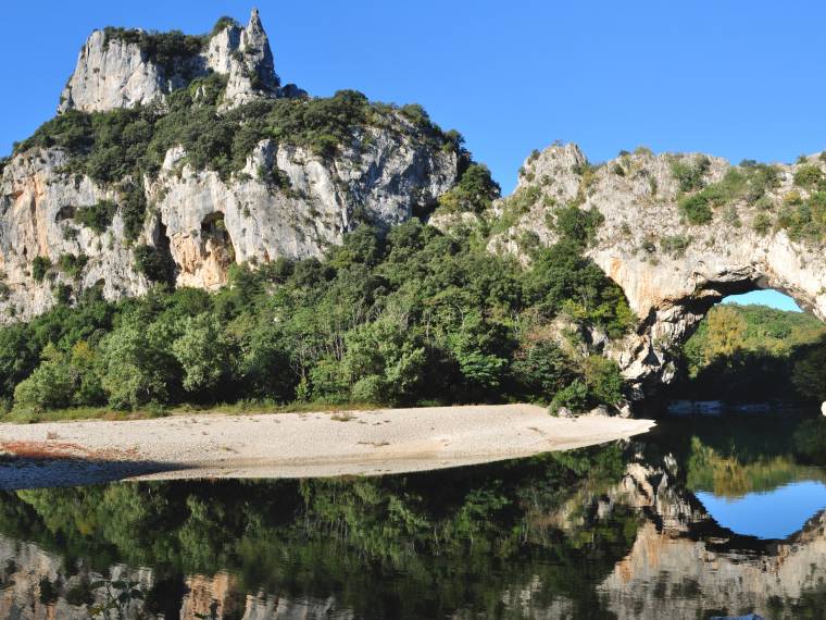 Pont d-Arc sur l-Ardèche © AdobeStock_36063486