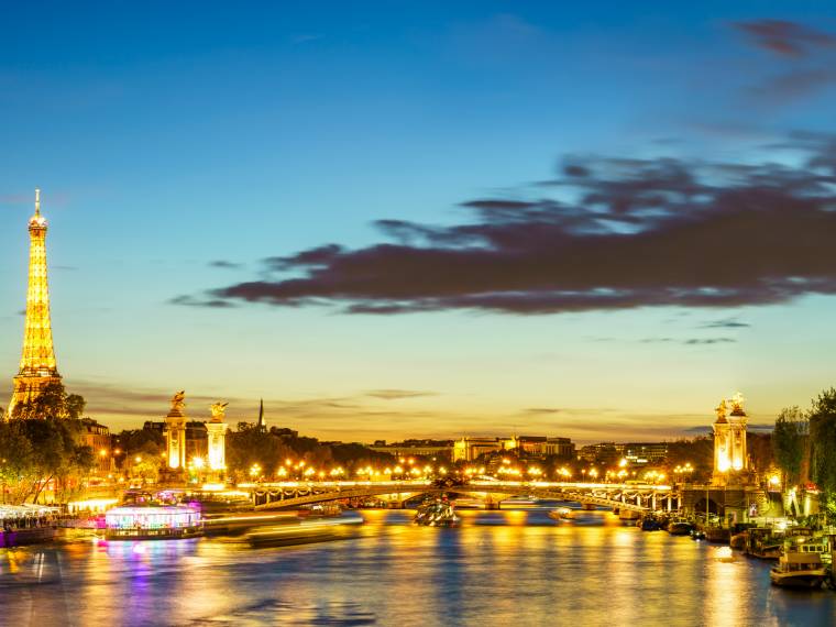 Paris, la Seine by night © AdobeStock_576500338
