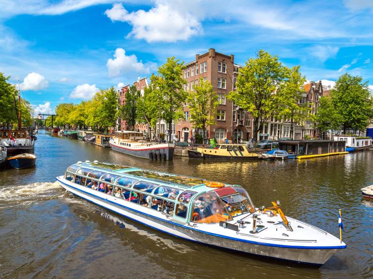 Amsterdam, bateau sur les canaux © AdobeStock_76432707