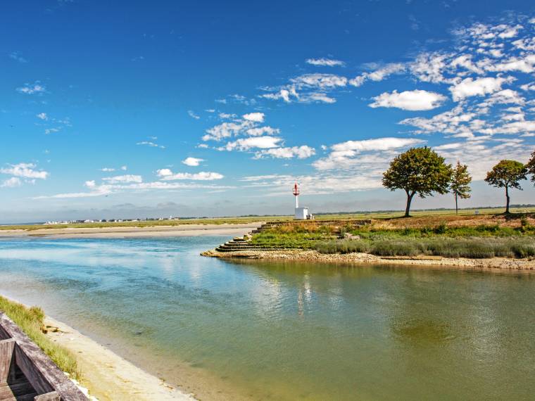 Saint-Valéry-sur-Somme. Phare et entrée du port. © Adobe Stock