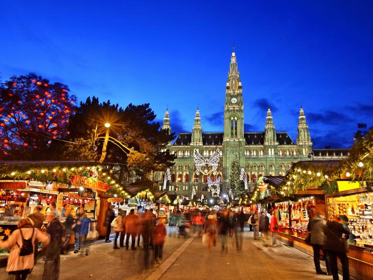 Vienne, place de l-hôtel de ville © AdobeStock_306693660