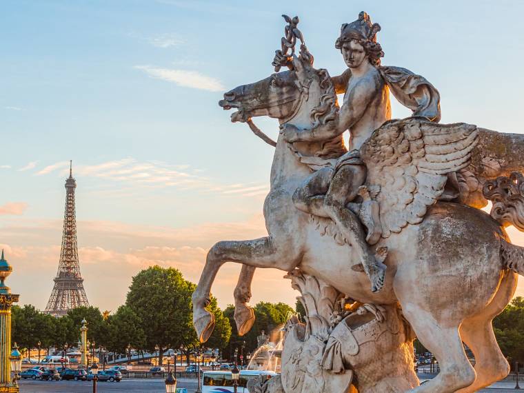 Statue du jardin des Tuileries avec Tour Eiffel  Van Biesen - Ooshot - CRT Paris Ile-de-France
