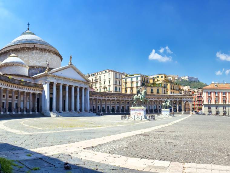 Napoli, piazza del Plebiscito © AdobeStock_44388198