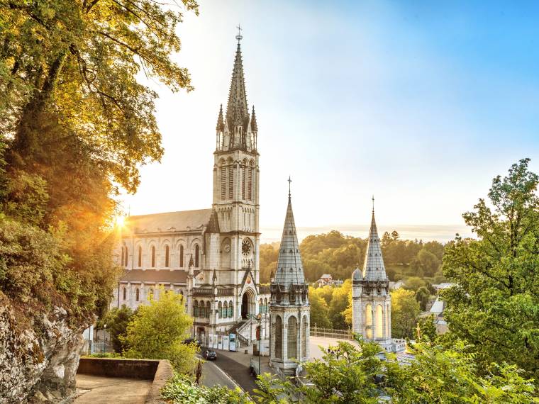 Lourdes, basilique du Rosaire © AdobeStock_116082868