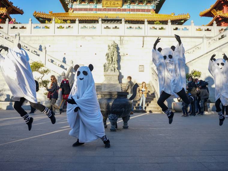 Pandalloween danseurs en Chine © Pairi Daiza - Monique Morue