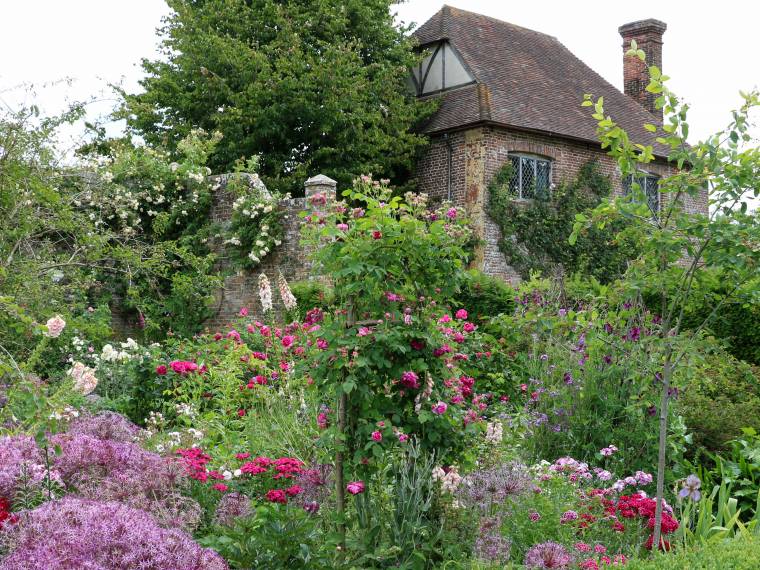 Sissinghurst castle garden © AdobeStock_247580235