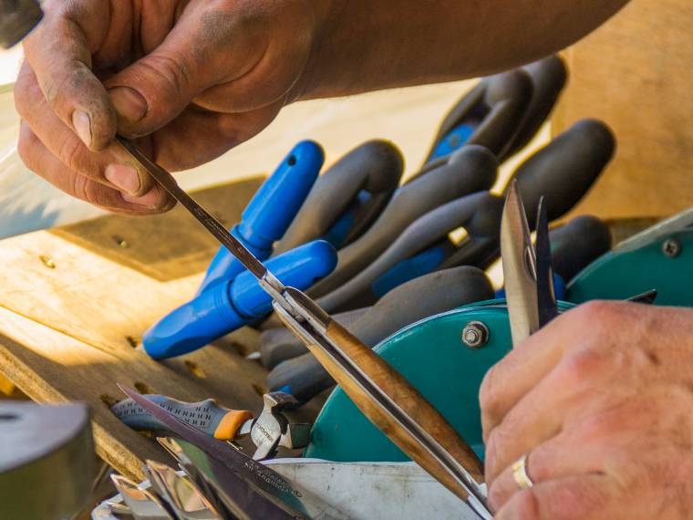 Dans un atelier de fabrication du couteau Laguiole © A. Arnal - Tourisme Aveyron