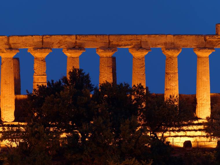 Vallée des Temples by night © AdobeStock_65173840