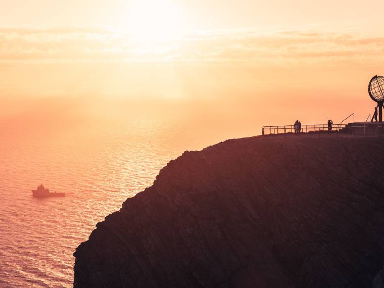 Cap Nord, soleil de minuit © AdobeStock_636290892