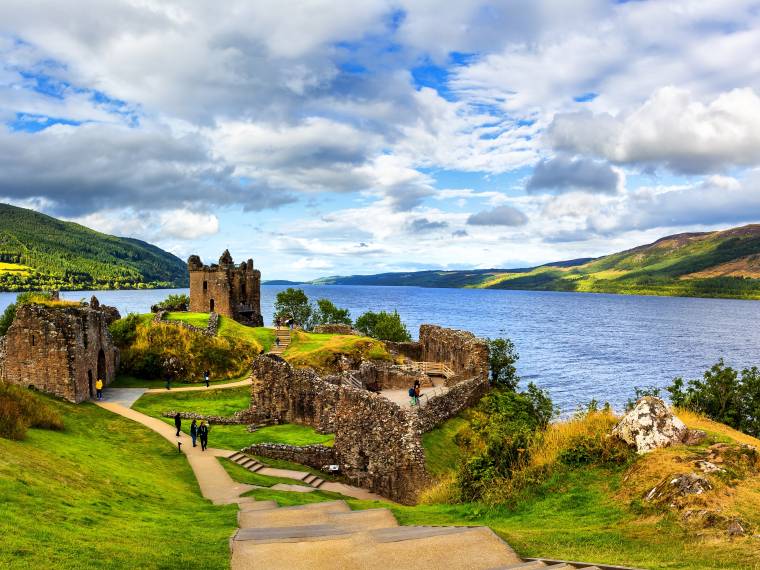 Loch Ness, Château d-Urquhart © AdobeStock_565583776