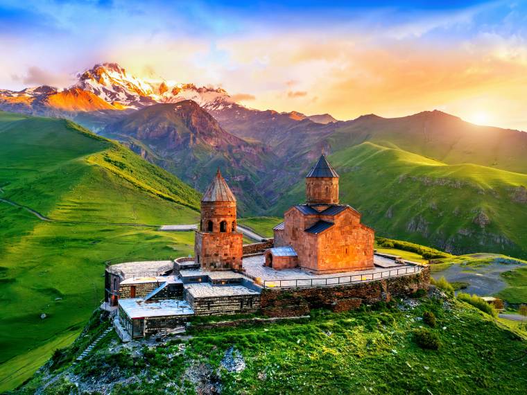 Eglise de la Trinité, Mont Kazbek © AdobeStock_676831976