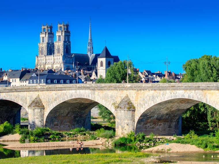 Orléans, cathédrale et pont Georges V ©AdobeStock_119440922