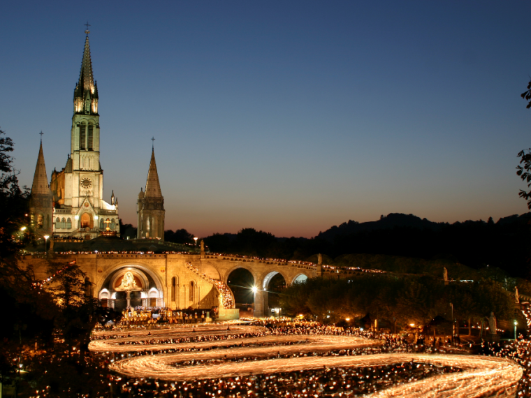 Procession aux flambeaux © Sanctuaires ND Lourdes P Vincent