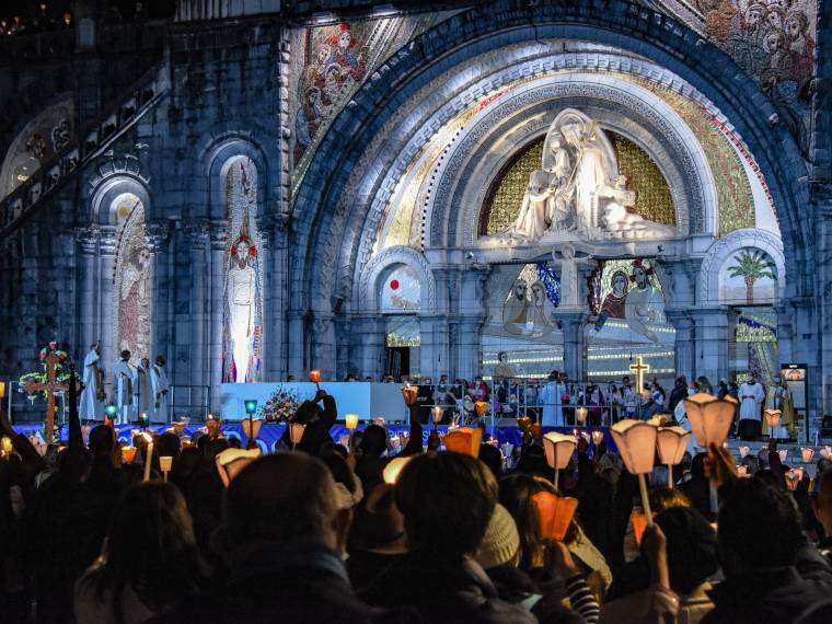 Lourdes, procession aux flambeaux © AdobeStock_463653336