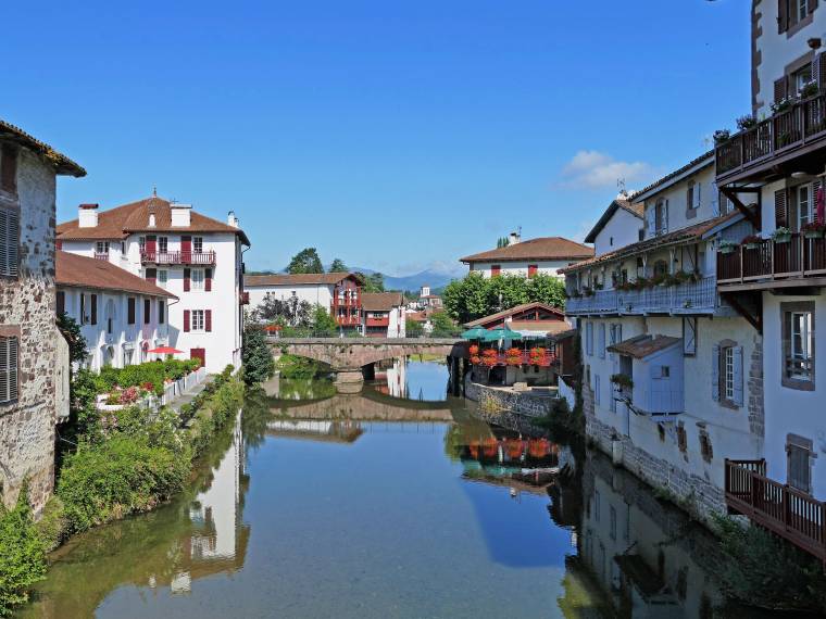 Saint Jean Pied de Port bords de Nive © AADT Béarn Pays basque - F.Perrot