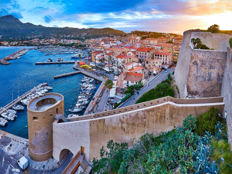 Calvi© AdobeStock_322210397