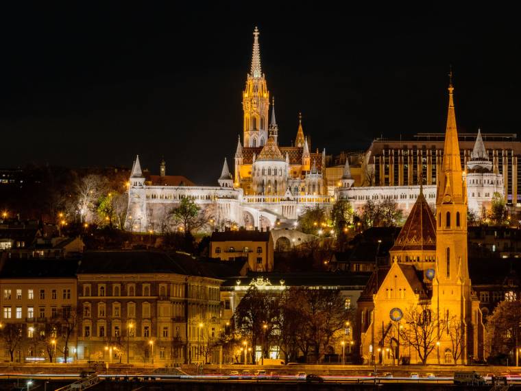 Bastion des pêcheurs la nuit ©Envato