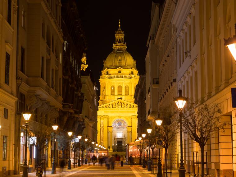 Basilique St-Etienne la nuit ©Envato