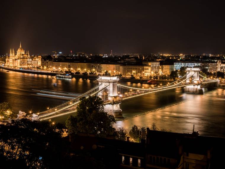 Pont des Chaînes la nuit ©Envato