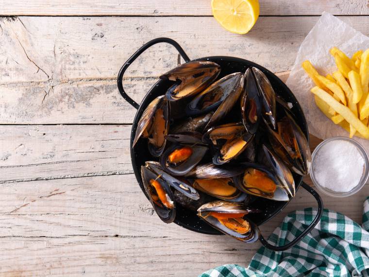 45. En-bas Moules-frites © Envato_3