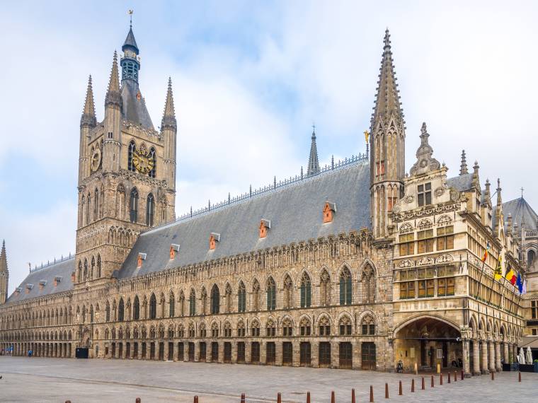 Halles aux draps Ypres © Adobe Stock