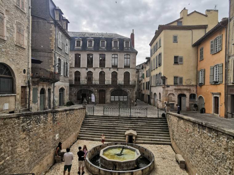 Place de la Fontaine © SPL Ouest Aveyron Tourisme