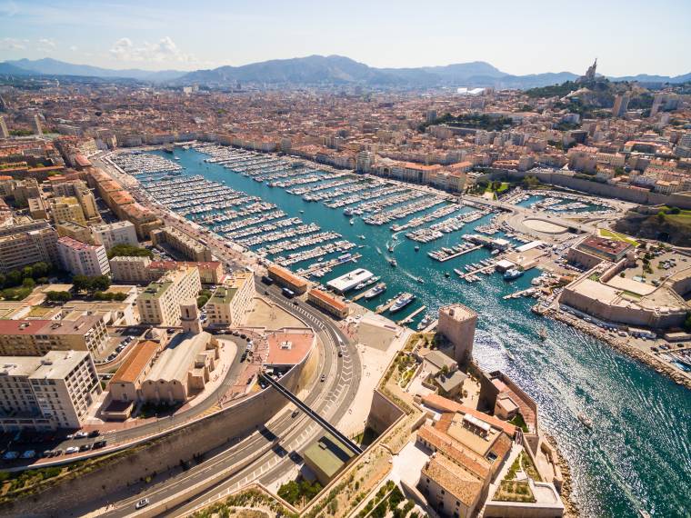Marseille vue aérienne du vieux port © Envato