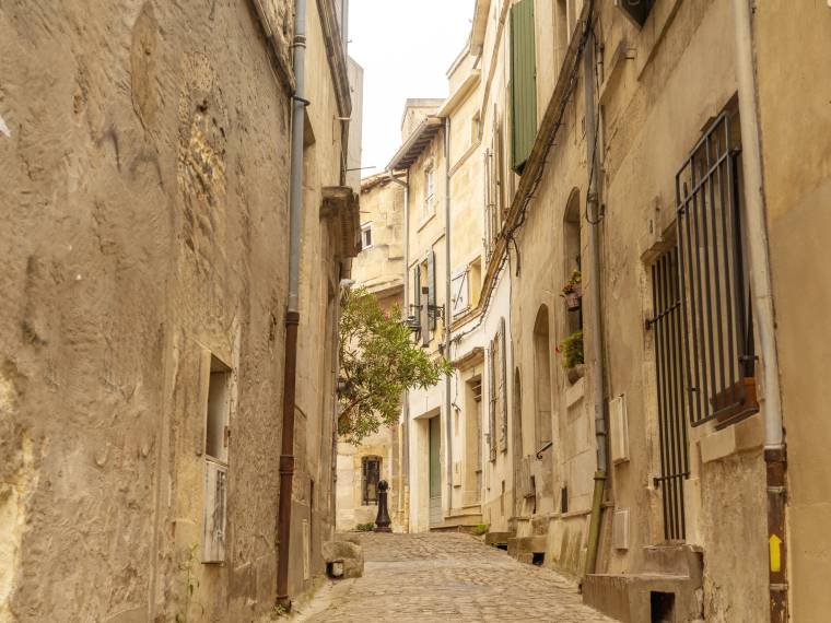 Rue étroite Arles, France © Envato