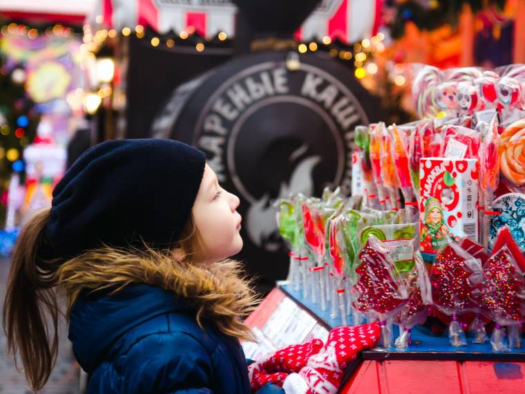 Petite fille au marché de Noël © Envato