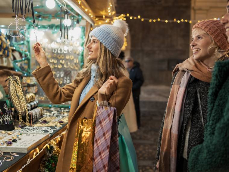 Shopping marché de Noël © Envato