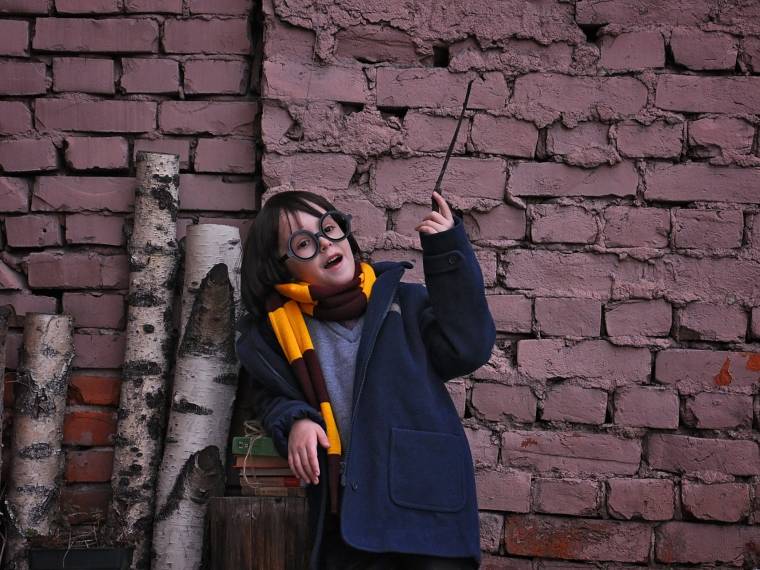 Petit sorcier avec baguette © Envato