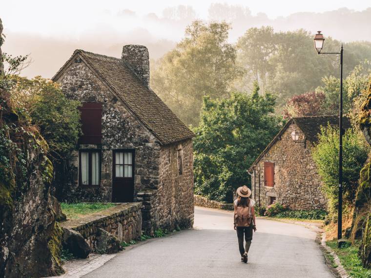 Balade à Saint-Céneri-le-Gerei © Maxime Coquard - Bestjobers - Normandie Tourisme - droit au 25.11.2026