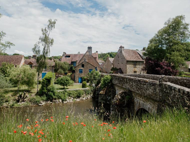 Saint-Céneri-Le-Gérei, coeur de village © Marie-Anaïs Thierry - Normandie Tourisme - droit au 17.06.2031