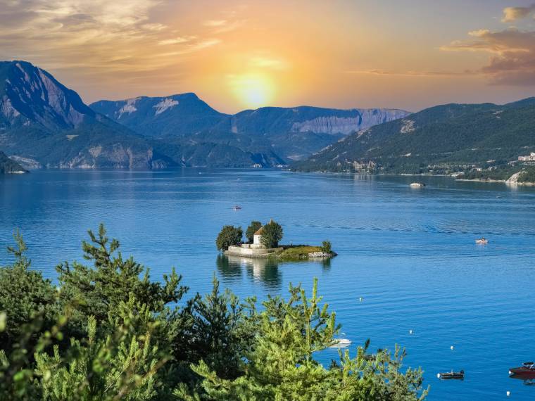 Lac de Serre-Ponçon © AdobeStock_629223195