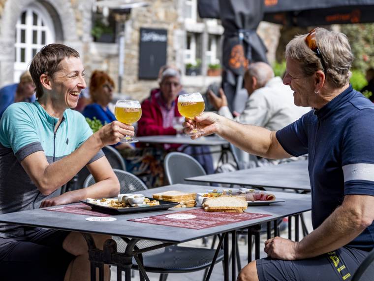 00050726-WBT - Henning Angerer-Bière Val-Dieu en terrasse © WBT