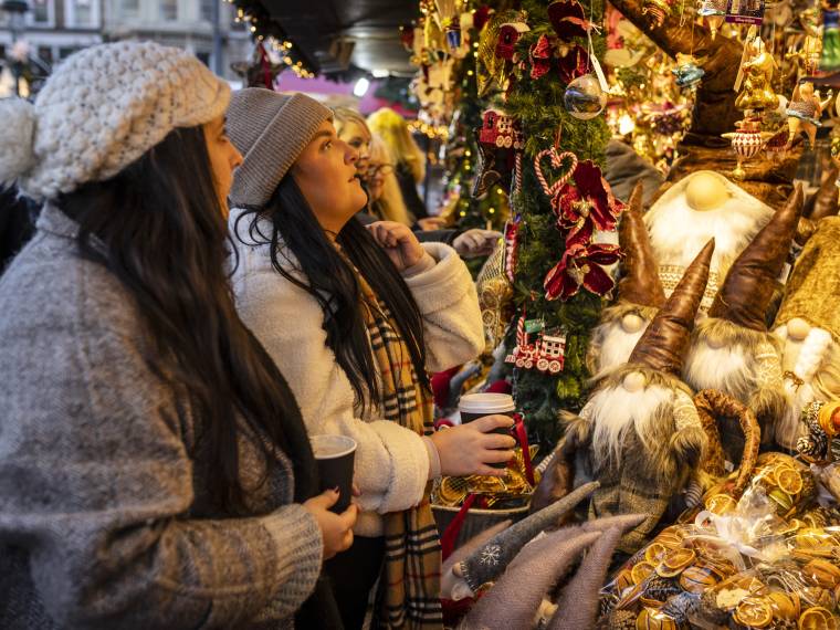 Edinburgh Christmas Market © VisitScotland  Kenny Lam