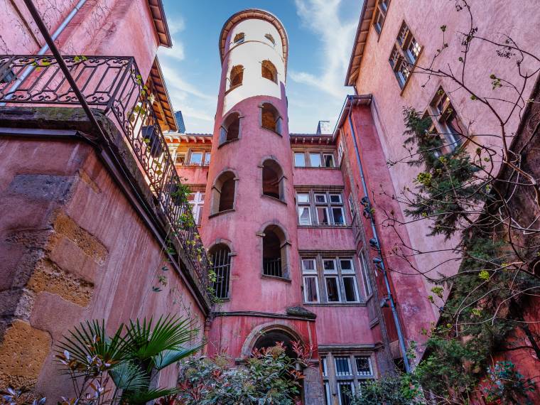 Vieux Lyon Tour Rose © onlylyontourisme - NinOVersaLphotographY