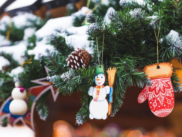 festive-christmas-tree-decorations-with-snowflakes-2026-03-09-04-53-02-utc